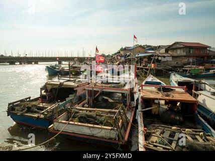 Balikpapan, East Borneo, Indonesien, 19. September. Eine Reihe von Booten ist in einem Hafen angedockt, mit einer roten und weißen Flagge auf einem davon Stockfoto