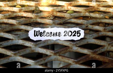 Willkommen 2025 Notiz auf zerrissenem Papier mit Sonnenlicht. Neujahrskonzept mit Typografie 2025. Motivierende Worte zur Begrüßung des neuen Jahres 2025 Stockfoto