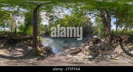 360 Grad Panorama Ansicht von 360 VR-Foto. Blick auf einen Bach im Grünen im Herbst