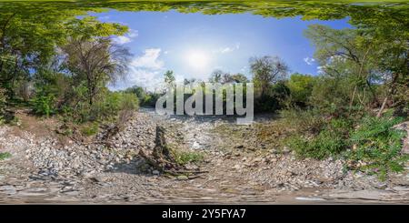 360 Grad Panorama Ansicht von 360 VR-Foto. Blick auf einen Bach im Grünen im Herbst