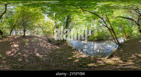 360 Grad Panorama Ansicht von 360 VR-Foto. Blick auf einen Bach im Grünen im Herbst