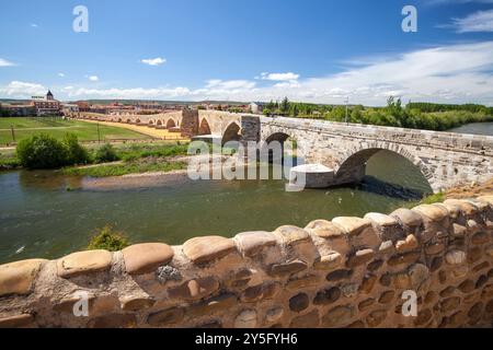 Puente del Passo Honroso in Hospital de Orbigo, Jakobsweg, Leon, Spanien Stockfoto