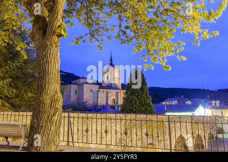 Pilgerbrücke und Kirche San Nicolás de Bari in Molinaseca, Jakobsweg, Leon, Spanien Stockfoto