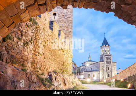 Blick auf San Andres Kirche von Los Templer Burg in Ponferrada, Jakobsweg, Leon, Spanien Stockfoto