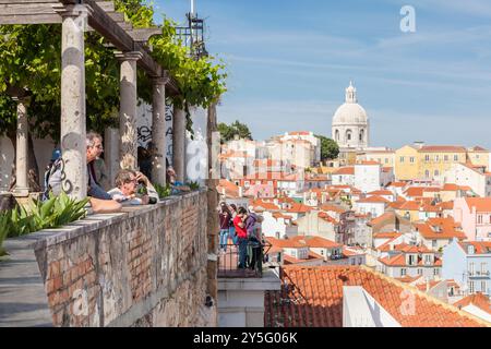 Blick auf die Alfama Viertel vom Mirador de Portas do Sol, Lisboa, Portugal Stockfoto