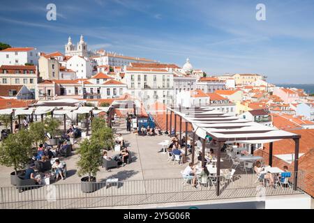 Blick auf die Alfama Viertel vom Mirador de Portas do Sol, Lisboa, Portugal Stockfoto