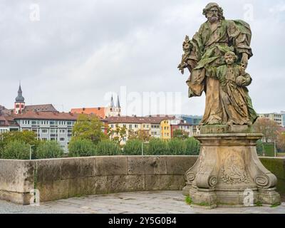 Würzburg, Deutschland - 19. Oktober 2023: Historische Statue auf der Wanderbrücke Stockfoto