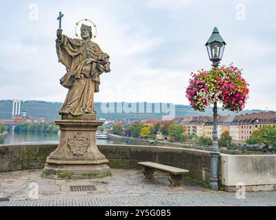 Würzburg, Deutschland - 19. Oktober 2023: Die alte Mainbrücke mit Statue und Laterne Stockfoto