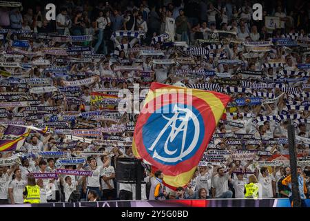 Madrid, Spanien. September 2024. Die Fans von Real Madrid heben diesen Samstag bei einem Spiel in der La Liga ein Banner auf den Anfeuerungsständen. Real Madrid besiegte Espanyol de Barcelona 4-1 im Santiago Bernabeu Stadion in einer neuen Runde der spanischen Meisterschaft in der ersten Liga. Quelle: SOPA Images Limited/Alamy Live News Stockfoto