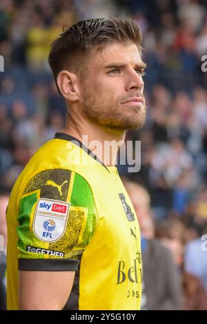 Birmingham, Großbritannien. September 2024. Plymouth Argyle Mittelfeldspieler Joe Edwards (8) führt am 21. September 2024 seine Mannschaft für das West Bromwich Albion FC gegen Plymouth Argyle FC SKY BET EFL Championship Match bei den Hawthorns, West Bromwich, Birmingham, England, Vereinigtes Königreich. Credit: Every Second Media/Alamy Live News Stockfoto