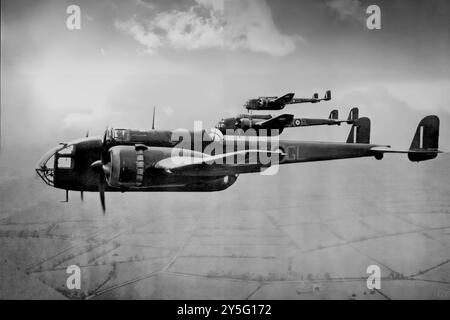 Einen Flug der Handley Page HP 52 Hampdens, einer britischen Zweimotorige mittlerer Bomber der Royal Air Force. Es diente in der frühen Phase des Zweiten Weltkrieges, die an der ersten Nacht Raid auf Berlin und die ersten 1.000-Bomber Raid auf Köln. Es wurde von der RAF Bomber Command Service Ende 1942 im Ruhestand, durch größere 4-motorige schwere Bomber wie die Avro Lancaster abgelöst. Stockfoto