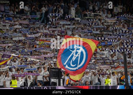 Madrid, Spanien. September 2024. Die Fans von Real Madrid heben diesen Samstag bei einem Spiel in der La Liga ein Banner auf den Anfeuerungsständen. Real Madrid besiegte Espanyol de Barcelona 4-1 im Santiago Bernabeu Stadion in einer neuen Runde der spanischen Meisterschaft in der ersten Liga. (Foto: David Canales/SOPA Images/SIPA USA) Credit: SIPA USA/Alamy Live News Stockfoto