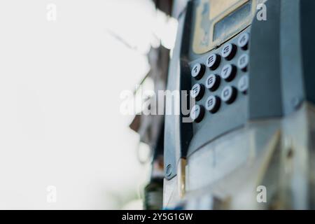 Nahaufnahme einer alten Münztelefontastatur mit verschwommenem Hintergrund, die die Tasten und Designdetails zeigt. Stockfoto