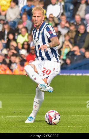 Birmingham, Großbritannien. September 2024. West Bromwich Albion Mittelfeldspieler Uros Racic (20) spielt einen Pass während des West Bromwich Albion FC gegen Plymouth Argyle FC SKY BET EFL Championship Matches bei den Hawthorns, West Bromwich, Birmingham, England, Großbritannien am 21. September 2024 Credit: Every Second Media/Alamy Live News Stockfoto