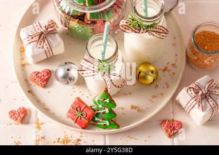 Hausgemachte Weihnachts-Lebkuchenkekse als leckerer Snack zu Weihnachten... Gemütliche Winterszene. Stockfoto