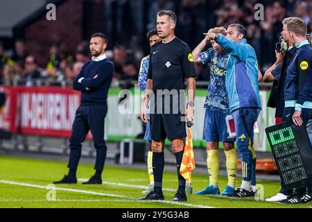 Deventer, Niederlande. September 2024. DEVENTER, NIEDERLANDE - 21. SEPTEMBER: Der Schiedsrichter Charles Schaap sieht beim niederländischen Eredivisie-Spiel zwischen Go Ahead Eagles und AFC Ajax in de Adelaarshorst am 21. September 2024 in Deventer, Niederlande. (Foto von Andre Weening/Orange Pictures) Credit: Orange Pics BV/Alamy Live News Stockfoto