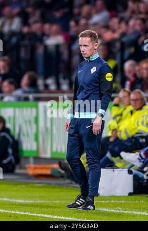 Deventer, Niederlande. September 2024. DEVENTER, NIEDERLANDE - 21. SEPTEMBER: Der vierte offizielle Ingmar Oostrom sieht sich während des niederländischen Eredivisie-Spiels zwischen Go Ahead Eagles und AFC Ajax in de Adelaarshorst am 21. September 2024 in Deventer, Niederlande, an. (Foto von Andre Weening/Orange Pictures) Credit: Orange Pics BV/Alamy Live News Stockfoto