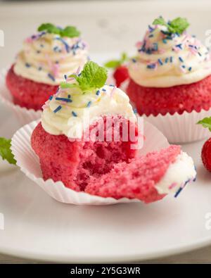 Rote Samtmuffins mit süßem und karamelligem Zuckerguss. Stockfoto