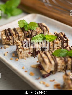 Hausgemachte Energieriegel aus Hafer, Nüssen und Schokolade. Stockfoto