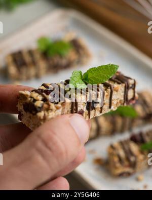 Hausgemachte Energieriegel aus Hafer, Nüssen und Schokolade. Stockfoto