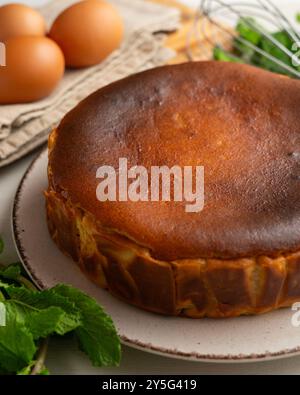 Käsekuchen mit Mascarpone und Mandelnougat. Traditionelles spanisches Weihnachtsrezept. Stockfoto