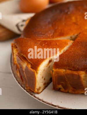 Käsekuchen mit Mascarpone und Mandelnougat. Traditionelles spanisches Weihnachtsrezept. Stockfoto