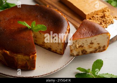 Käsekuchen mit Mascarpone und Mandelnougat. Traditionelles spanisches Weihnachtsrezept. Stockfoto