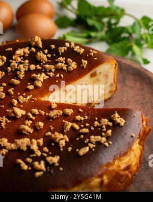 Käsekuchen mit Mascarpone und Mandelnougat. Traditionelles spanisches Weihnachtsrezept. Stockfoto