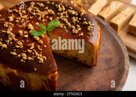 Käsekuchen mit Mascarpone und Mandelnougat. Traditionelles spanisches Weihnachtsrezept. Stockfoto