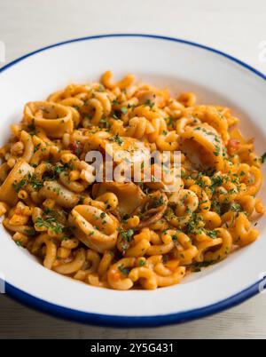 Fideua Paella mit Meeresfrüchten und Tintenfisch. Traditionelles spanisches Rezept. Stockfoto