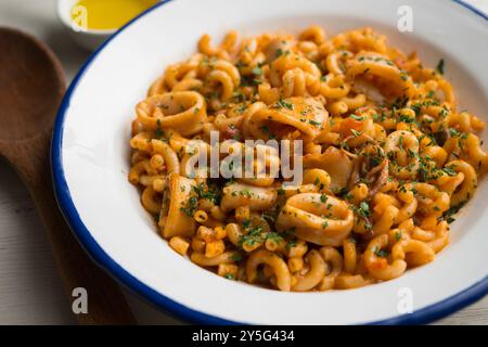 Fideua Paella mit Meeresfrüchten und Tintenfisch. Traditionelles spanisches Rezept. Stockfoto