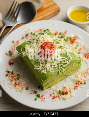 Gebackene Kartoffeln mit Spinat Bechamel und Käse. Stockfoto