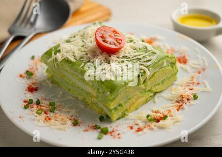 Gebackene Kartoffeln mit Spinat Bechamel und Käse. Stockfoto