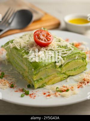 Gebackene Kartoffeln mit Spinat Bechamel und Käse. Stockfoto
