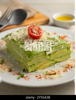 Gebackene Kartoffeln mit Spinat Bechamel und Käse. Stockfoto