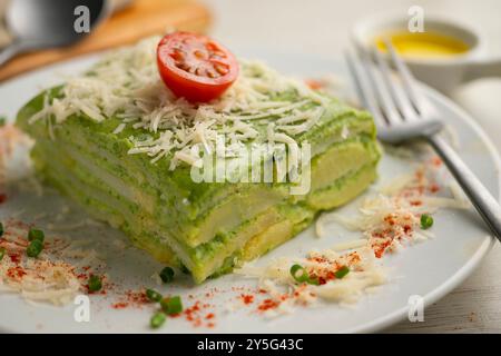 Gebackene Kartoffeln mit Spinat Bechamel und Käse. Stockfoto