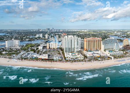 Aus der Vogelperspektive auf Fort Lauderdale Beach und die Innenstadt in der Ferne. Florida, USA. Januar 2024. Stockfoto