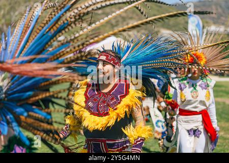 Malibu, Kalifornien. April 2024. Powwow. Ureinwohner-Amerikaner in voller Insignien. Details von Insignien aus nächster Nähe. Chumash Day Powwow Stockfoto