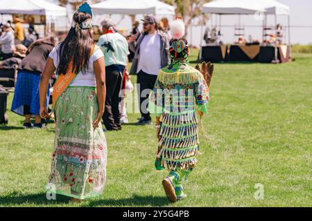 Malibu, Kalifornien. April 2024. Powwow. Amerikanische Ureinwohner in Full Regalia. Chumash Day Powwow und Intertribal Meeting. Stockfoto