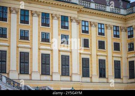 WIEN, ÖSTERREICH – 19. JULI 2024: Schloss Schönbrunn, barocke Sommerresidenz der Habsburgermonarchen in Hietzing in Wien, Österreich am 19. Juli 2024 Stockfoto