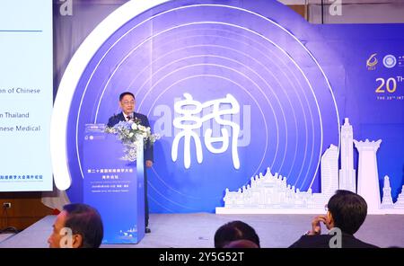 Bangkok, Thailand. September 2024. LIN Danqian, Präsident der Ärztevereinigung für traditionelle Chinesische Medizin Thailand, spricht auf der 20. Internationalen Konferenz zur Luobing-Theorie im Übersee-Forum in Bangkok, Thailand, 21. September 2024. Experten und Wissenschaftler aus 13 Ländern und Regionen haben sich in Bangkok versammelt, um die neuesten Forschungsergebnisse der Luobing-Theorie oder der Theorie der Kollateralkrankheiten zu teilen, um die hochwertige Entwicklung der traditionellen Chinesischen Medizin (TCM) zu fördern und ihre Globalisierung zu beschleunigen. Quelle: Sun Weitong/Xinhua/Alamy Live News Stockfoto