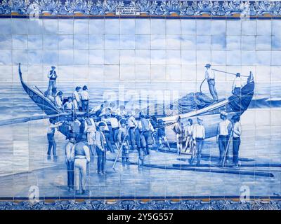 Aveiro, Portugal - 29. Mai 2024: Details traditioneller portugiesischer Fliesen (Azulejos) an der Fassade des Bahnhofs Aveiro in der Stadt Aveiro, P Stockfoto