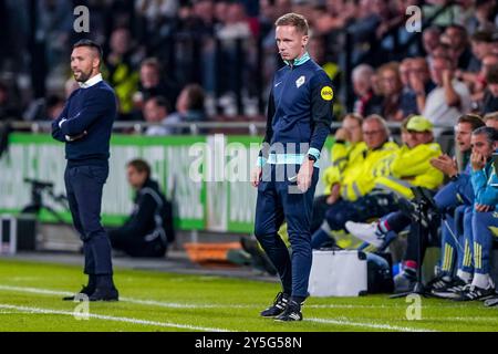 Deventer, Niederlande. September 2024. DEVENTER, NIEDERLANDE - 21. SEPTEMBER: Der vierte offizielle Ingmar Oostrom sieht sich während des niederländischen Eredivisie-Spiels zwischen Go Ahead Eagles und AFC Ajax in de Adelaarshorst am 21. September 2024 in Deventer, Niederlande, an. (Foto von Andre Weening/Orange Pictures) Credit: dpa/Alamy Live News Stockfoto