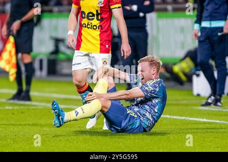 Deventer, Niederlande. September 2024. DEVENTER, NIEDERLANDE - 21. SEPTEMBER: Davy Klaassen von AFC Ajax, eine Verletzung während des niederländischen Eredivisie-Spiels zwischen Go Ahead Eagles und AFC Ajax in de Adelaarshorst am 21. September 2024 in Deventer, Niederlande. (Foto von Andre Weening/Orange Pictures) Credit: dpa/Alamy Live News Stockfoto