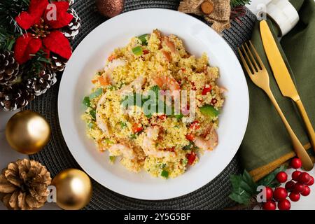 Couscous-Salat mit Gemüse und Garnelen. Tisch mit Panoramablick und weihnachtsdekoration. Stockfoto