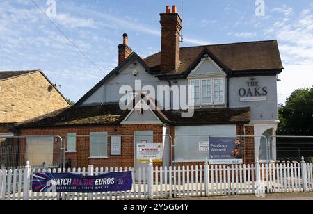 West Hyde, Großbritannien. September 2024. Der Oaks Pub in West Hyde, Maple Cross, Rickmansworth wurde vorübergehend geschlossen, nachdem Beschwerden bei der Polizei eingereicht wurden. Der Watford Observer berichtete, dass „The Oaks Turkish Kitchen in West Hyde, Rickmansworth, gezwungen wurde, ihre Türen vorübergehend zu schließen, nachdem sie am 18. Juni wegen Belästigung oder Störung vorübergehend geschlossen worden war. Die Maßnahmen wurden vom Three Rivers District Council getroffen. Nur wenige Wochen nach der Wiedereröffnung des Pubs, früher The Oaks, am 31. Mai unter neuer Leitung. Bezirksbeamte und Vertreter des Pubs nahmen Teil Stockfoto