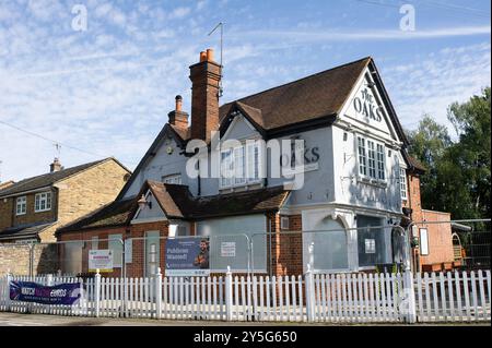 West Hyde, Großbritannien. September 2024. Der Oaks Pub in West Hyde, Maple Cross, Rickmansworth wurde vorübergehend geschlossen, nachdem Beschwerden bei der Polizei eingereicht wurden. Der Watford Observer berichtete, dass „The Oaks Turkish Kitchen in West Hyde, Rickmansworth, gezwungen wurde, ihre Türen vorübergehend zu schließen, nachdem sie am 18. Juni wegen Belästigung oder Störung vorübergehend geschlossen worden war. Die Maßnahmen wurden vom Three Rivers District Council getroffen. Nur wenige Wochen nach der Wiedereröffnung des Pubs, früher The Oaks, am 31. Mai unter neuer Leitung. Bezirksbeamte und Vertreter des Pubs nahmen Teil Stockfoto