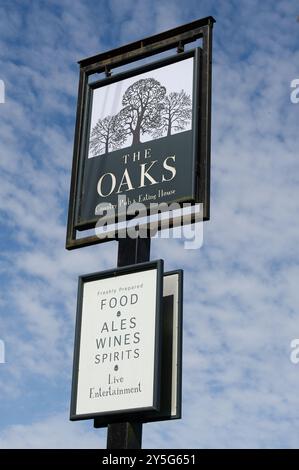 West Hyde, Großbritannien. September 2024. Der Oaks Pub in West Hyde, Maple Cross, Rickmansworth wurde vorübergehend geschlossen, nachdem Beschwerden bei der Polizei eingereicht wurden. Der Watford Observer berichtete, dass „The Oaks Turkish Kitchen in West Hyde, Rickmansworth, gezwungen wurde, ihre Türen vorübergehend zu schließen, nachdem sie am 18. Juni wegen Belästigung oder Störung vorübergehend geschlossen worden war. Die Maßnahmen wurden vom Three Rivers District Council getroffen. Nur wenige Wochen nach der Wiedereröffnung des Pubs, früher The Oaks, am 31. Mai unter neuer Leitung. Bezirksbeamte und Vertreter des Pubs nahmen Teil Stockfoto