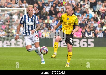 Birmingham, Großbritannien. September 2024. Plymouth Argyle Mittelfeldspieler Adam Forshaw (27) und West Bromwich Albion Mittelfeldspieler Uros Racic (20) während des West Bromwich Albion FC gegen Plymouth Argyle FC SKY BET EFL Championship Match bei den Hawthorns, West Bromwich, Birmingham, England, Großbritannien am 21. September 2024 Credit: Every Second Media/Alamy Live News Stockfoto