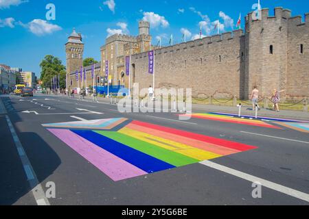 Cardiff, Castle Road mit Pride Flag Crosswalk am sonnigen Tag. Stockfoto